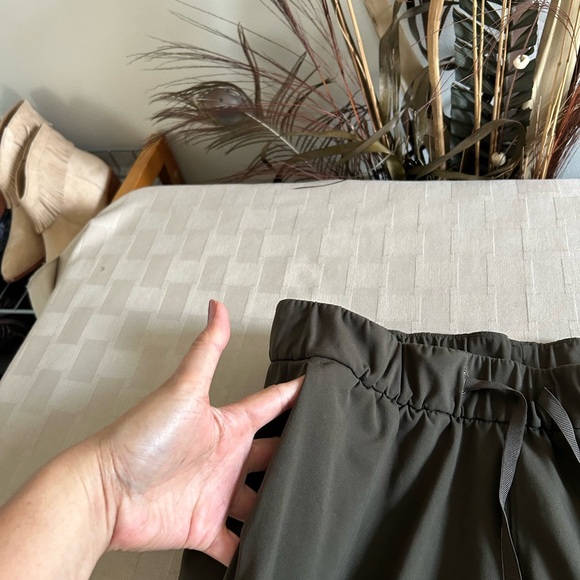 Lululemon On The Fly Crop 23” in Dark Olive - Picture 6 of 13